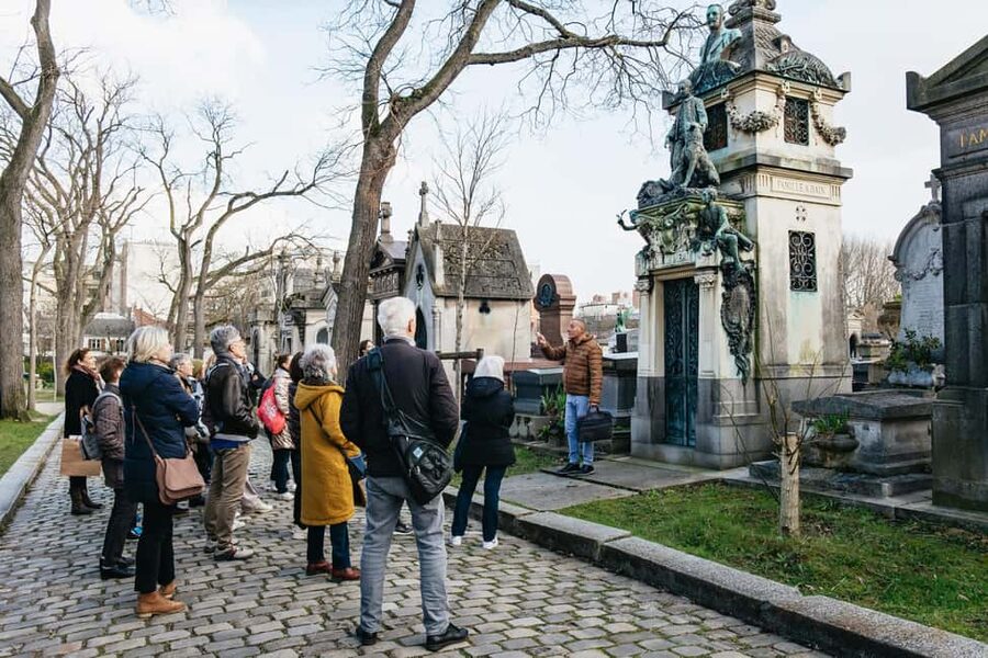 Paris: Pere Lachaise Cemetery Guided Tour - Héloïse and Abélard: a tomb with a love story