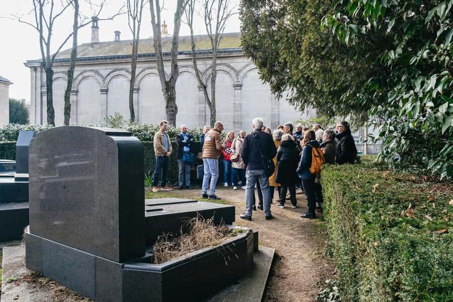 Paris: Pere Lachaise Cemetery Guided Tour - Funerary art and the small details