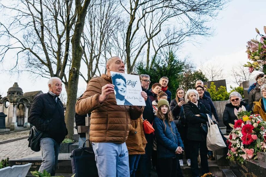 Paris: Pere Lachaise Cemetery Guided Tour - The guide’s storytelling is the real value