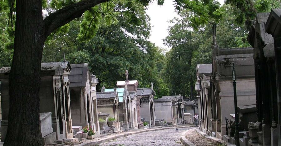 Paris: Père Lachaise Cemetery Walking Tour - Walking among artists, writers, and musicians