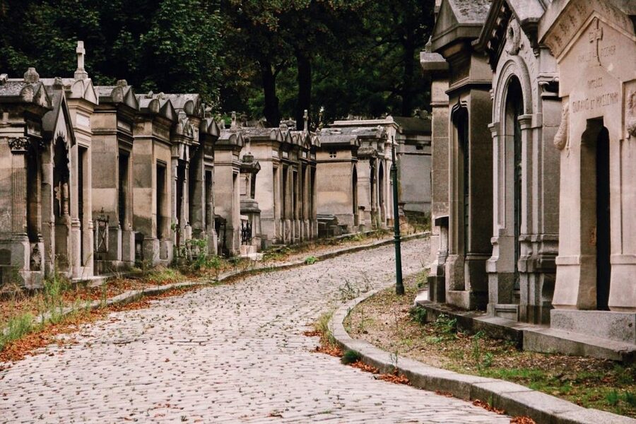 Paris: Père Lachaise Cemetery Walking Tour - What the 2.5-hour pace feels like