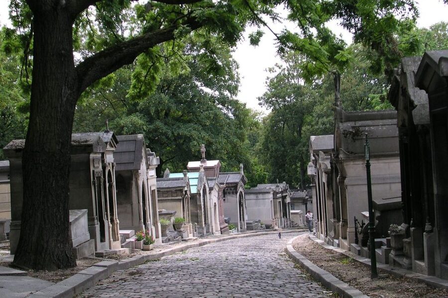 Paris: Père Lachaise Cemetery Walking Tour - Language, group size, and guide style
