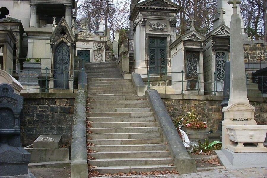 Paris: Père Lachaise Cemetery Walking Tour - Meeting your guide at the cemetery entrance