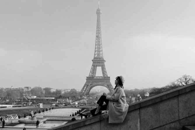 Paris Photo Shoot with Professional Photographer - How the photographer helps you pose