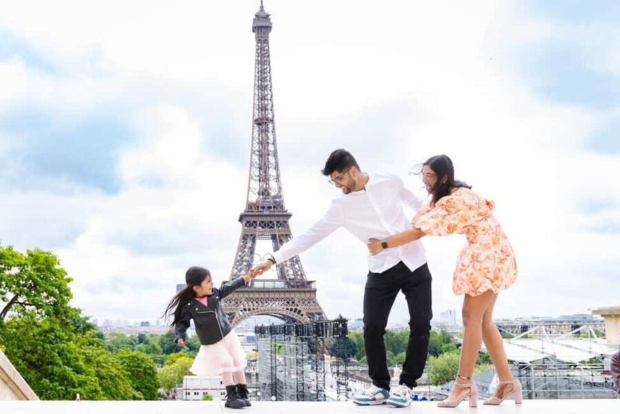 Paris: Premium Photoshoot with Iconic Eiffel Tower Views - Choosing Between 15 And 75 Minutes