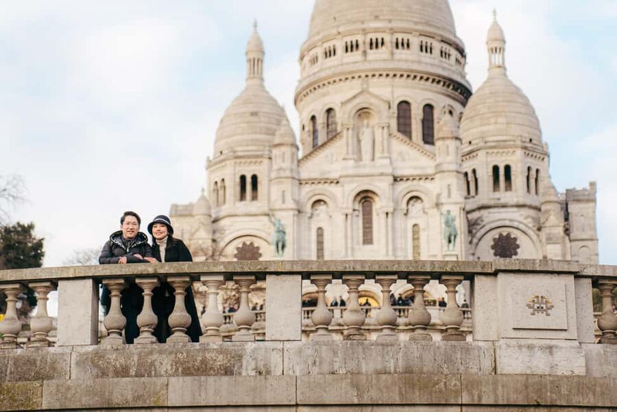 Paris: Premium Professional Photo Shoot - The Eiffel Tower: the best choice for a first Paris session