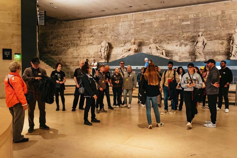 Paris: Priority Access Louvre with Host -Direct to Mona Lisa - Entering through a dedicated door
