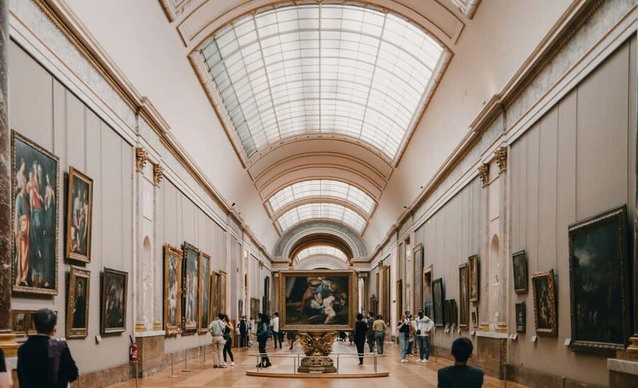 Paris: Priority Access Louvre with Host -Direct to Mona Lisa - Seeing the Louvre beyond one painting