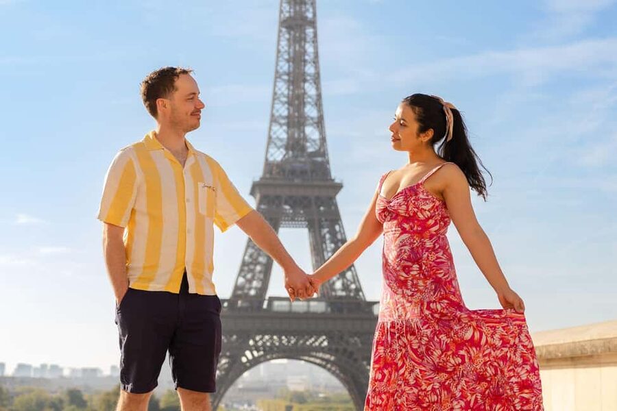 Paris: Private Photoshoot at the Eiffel Tower - Working around the Eiffel Tower