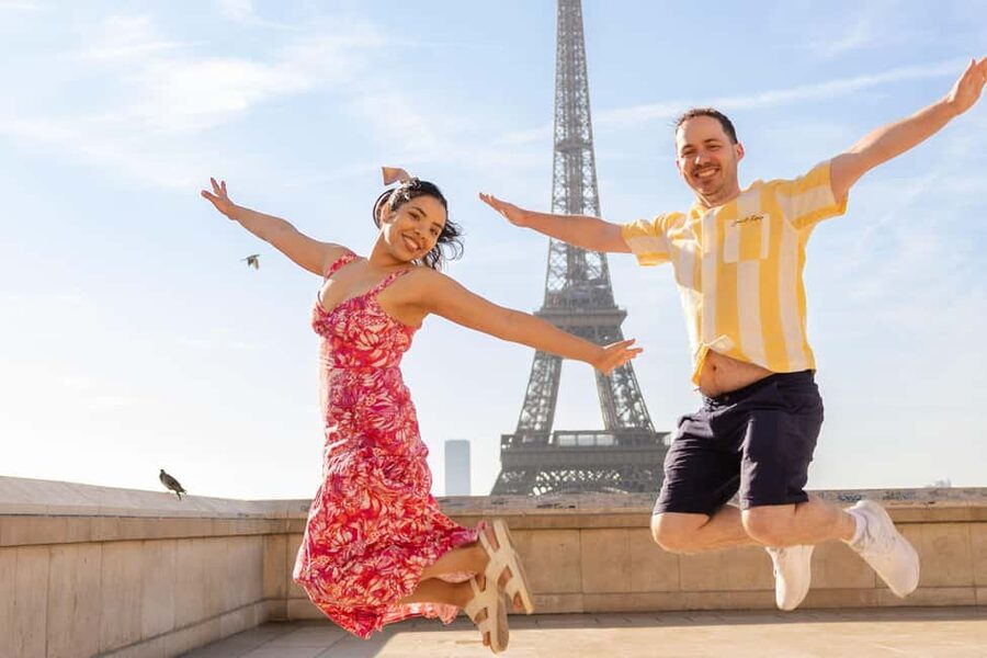 Paris: Private Photoshoot at the Eiffel Tower - Meeting at 8 Port de Suffren