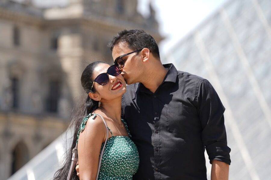 Paris: Private Photoshoot Outside the Louvre Museum - Who should book this private session?
