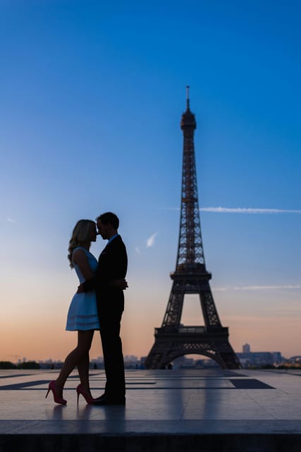 Paris : Private Professional Photoshoot at the Eiffel Tower - Avenue de Camoëns for a quieter Paris setting