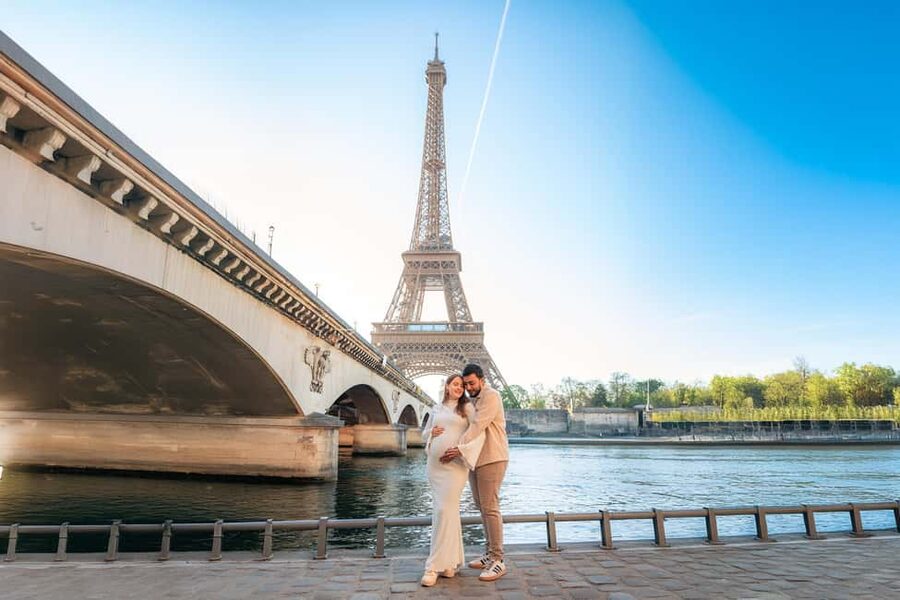 Paris: Professional Photoshoot with the Eiffel Tower - Four locations with more breathing room