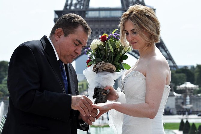 Paris Renew Your Wedding Vows Experience with Professional Photographer - Key points to know before you book