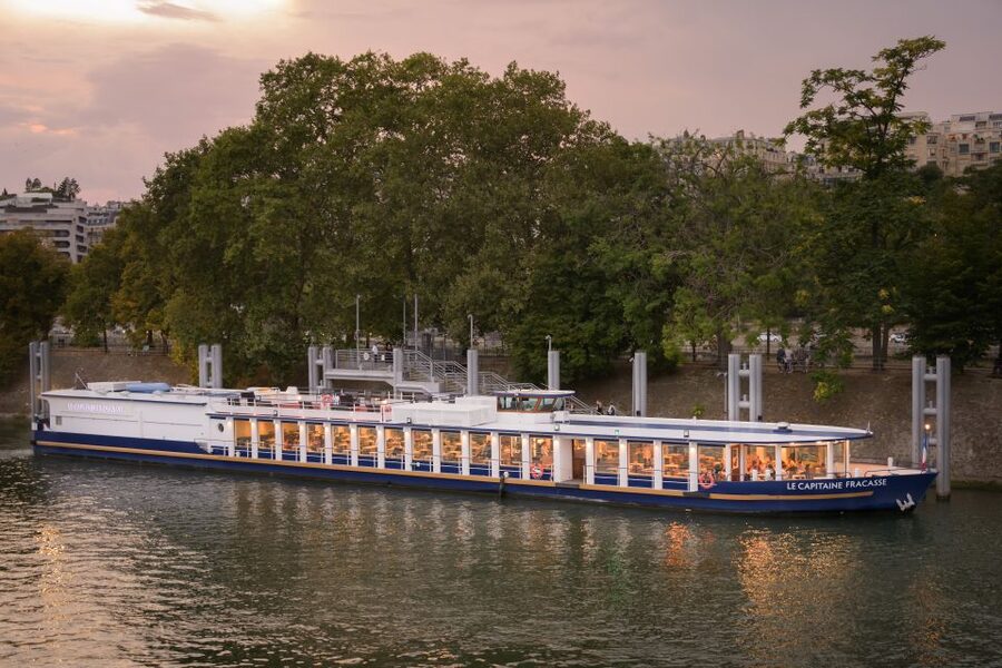 Paris: Romantic Cruise with 3-course Dinner on Seine River - Key points to know before boarding