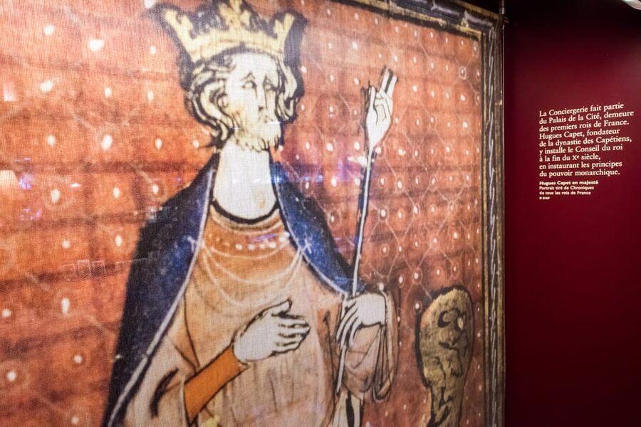 Paris: Sainte-Chapelle and Conciergerie Combined Tickets - Crowds, comfort, and small practical details