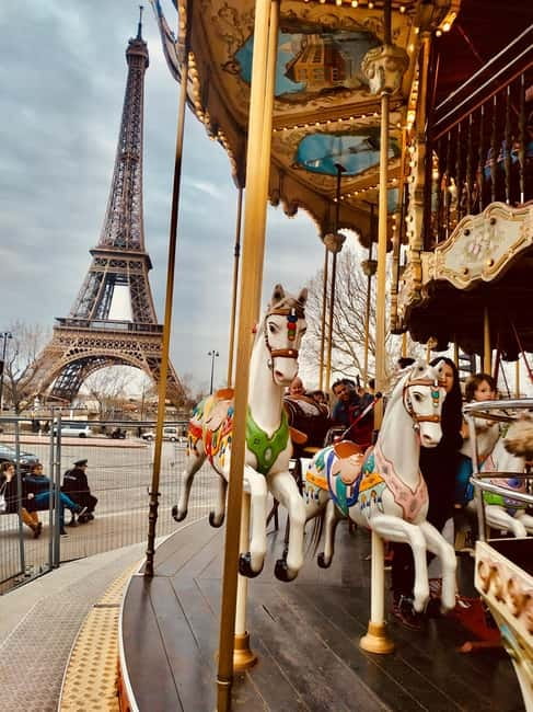Paris: See 15 to 30 Top Sights with a Fun Guide - Starting in Montmartre at Sacré-Cœur