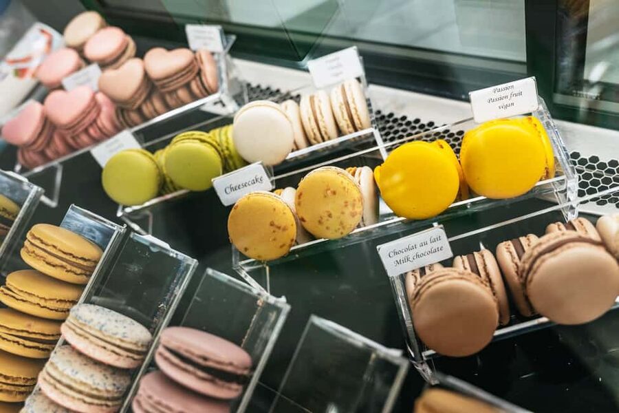 Paris: Seine Cruise and Macaron Tasting by the Eiffel Tower - Choosing your seat for the best Seine views