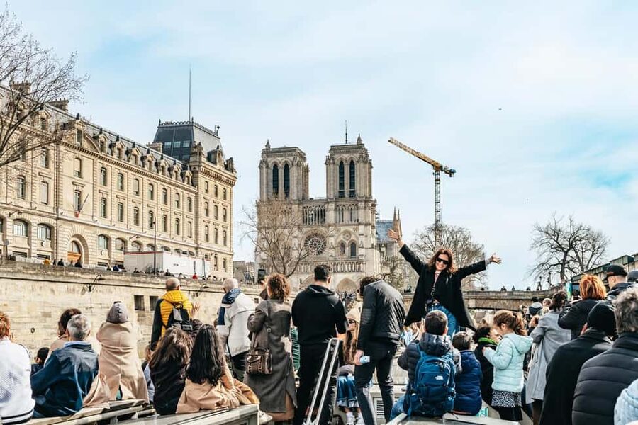 Paris: Seine Cruise and Macaron Tasting by the Eiffel Tower - Weather, comfort, and small practical details