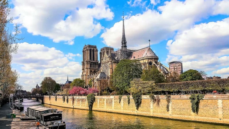 Paris: Seine Cruise & Crepe Tasting near the Eiffel Tower - Audio guides in 14 languages