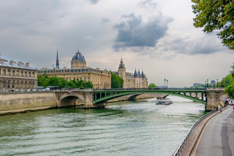 Paris: Seine Cruise with Snack/Optional Eiffel Tower Ticket - Timing the outing without stress