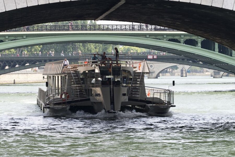 Paris: Seine River Cruise and 3-course Bistro Lunch - Lunch with the Eiffel Tower overhead