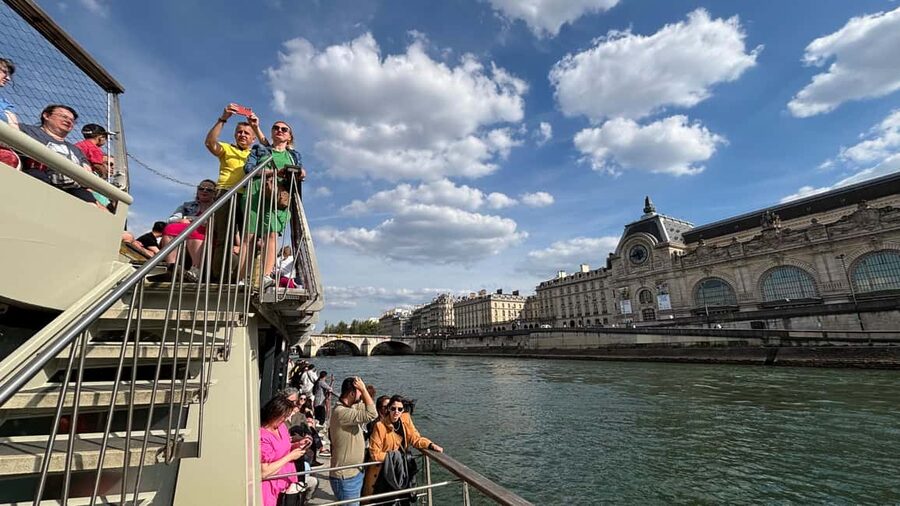 Paris: Seine River Cruise and 3-course Bistro Lunch - Crowds, seats, and the real cruise experience