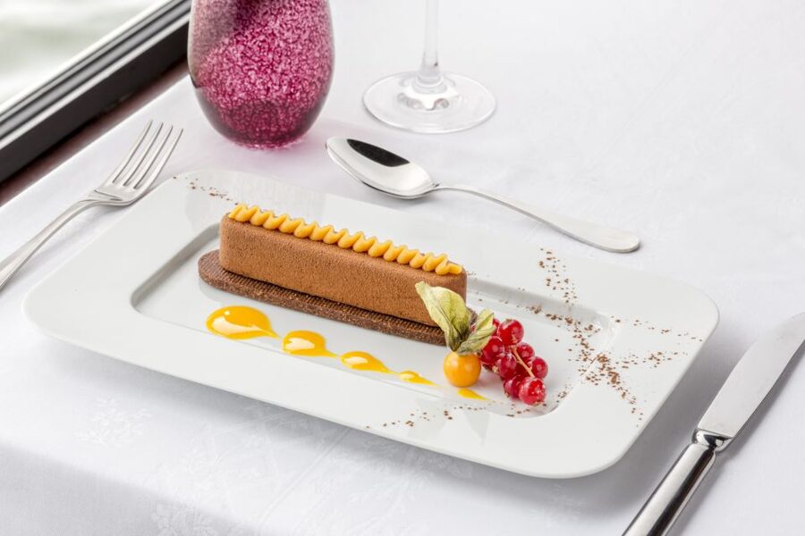 Paris: Seine River Cruise with 3-Course Dinner & Live Music - Why the window seating matters on the Seine