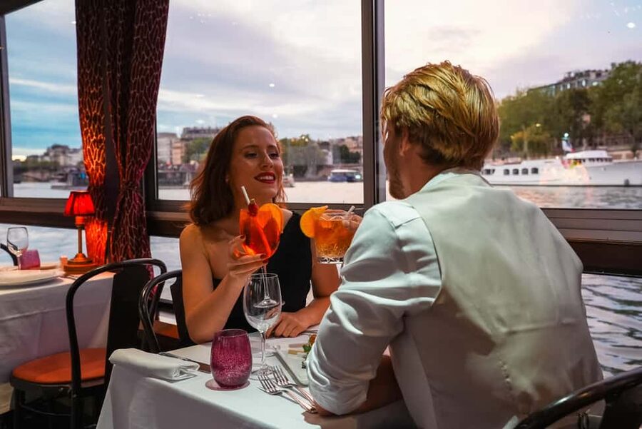 Paris: Seine River Cruise with 3-Course Dinner & Live Music - Live music and the mood on board