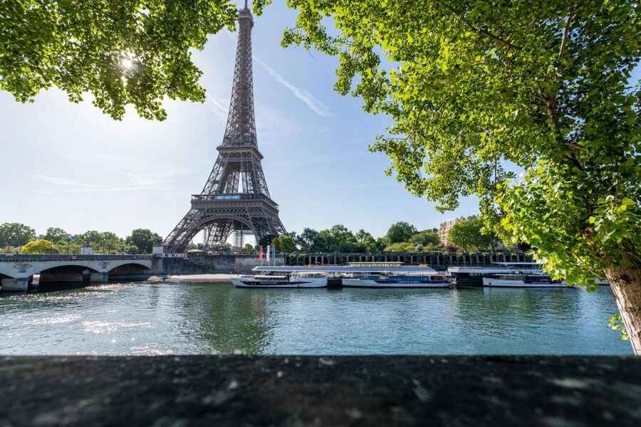 Paris: Seine River Cruise with a Live Guide - Place de la Concorde, Grand Palais, and the return run