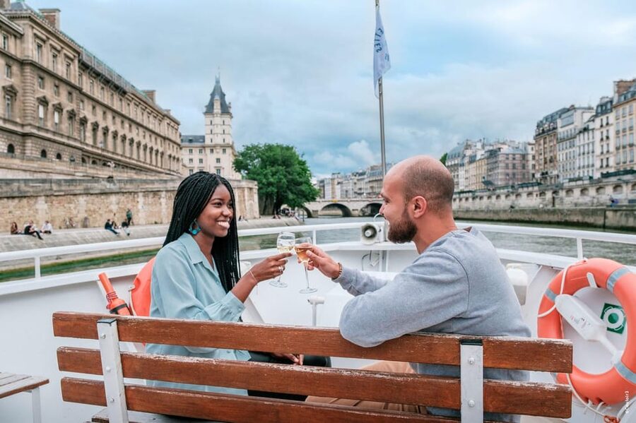 Paris: Seine River Cruise with Champagne from Eiffel Tower - The route from the Eiffel Tower to Île Saint-Louis