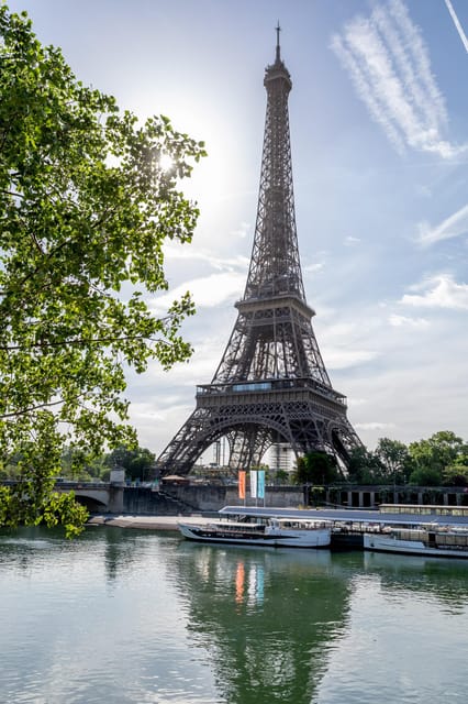 Paris: Seine River Cruise with Champagne from Eiffel Tower - The best time to schedule this one-hour ride
