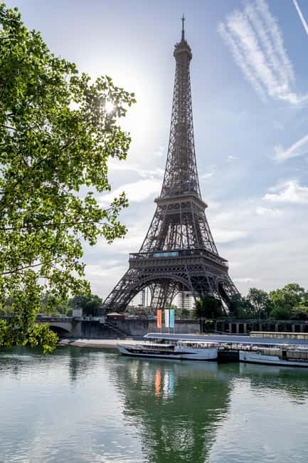 Paris: Seine River Cruise with Champagne from Eiffel Tower - Finding Vedettes de Paris near the Eiffel Tower