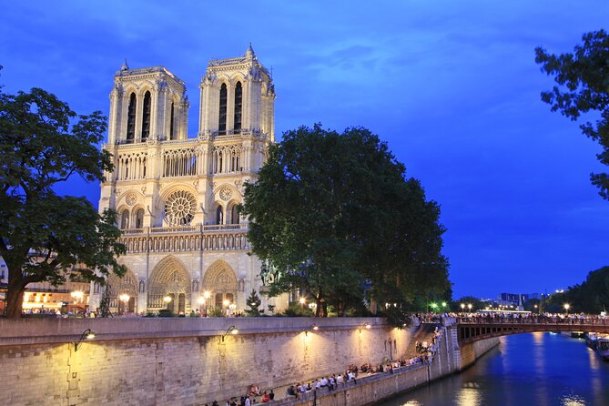 Paris Seine River Dinner Cruise with Champagne and Window Seating - The Statue of Liberty and a change in river scenery
