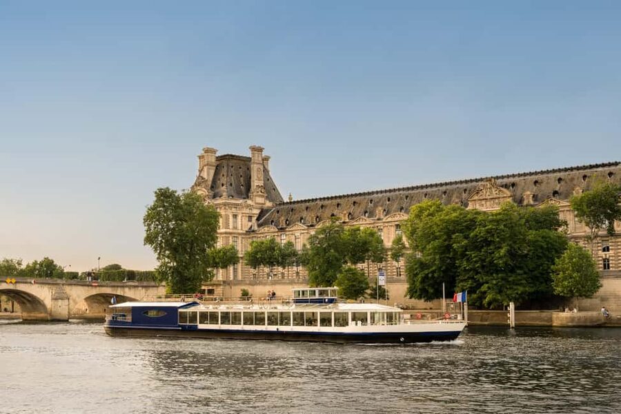 Paris: Seine River Panoramic Views Dinner Cruise - Boarding at Pont de Bir-Hakeim