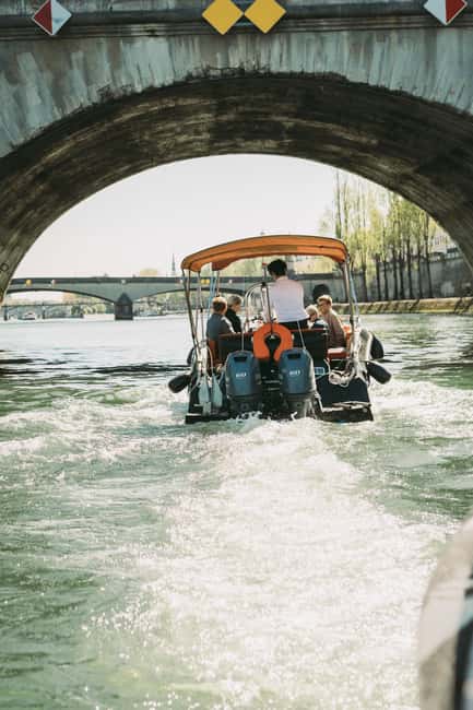 Paris: Seine River Private Cruise - Snacks, drinks, music, and family service
