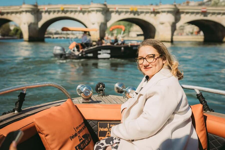 Paris: Seine River Private Cruise - Pont Neuf, Notre Dame, and the old center