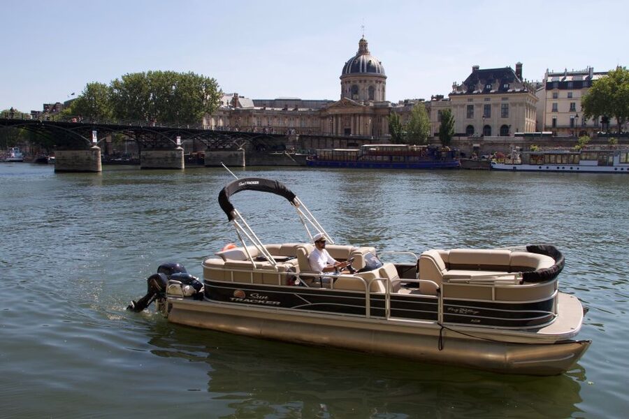 Paris: Seine River Private Guided Pontoon Boat Cruise - Reaching La Barge near Pont d’Issy