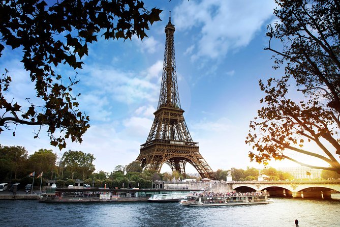 Paris Seine River Sightseeing Cruise with Commentary by Bateaux Parisiens - Following the river toward the grand bridges