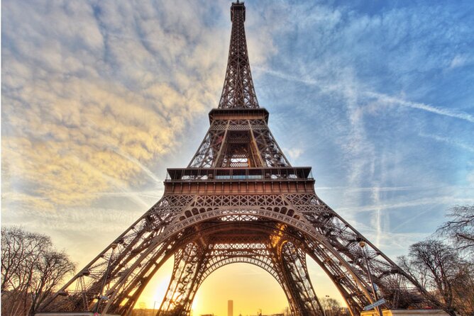 Paris: Seine River Sightseeing Sunset Cruise with Champagne - Finding Square du Vert-Galant and the boat