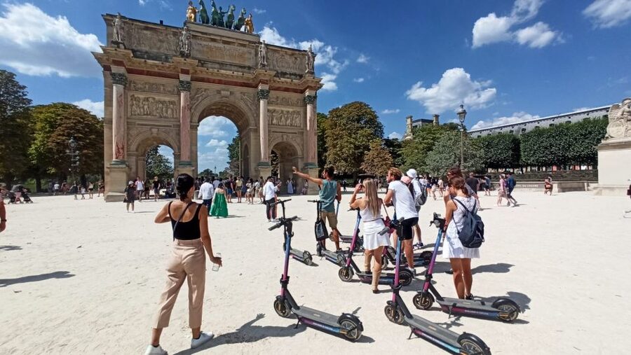 Paris: Small-Group E-Scooter Tour with a Local Guide - Pont des Arts and the Seine: An easy Paris introduction