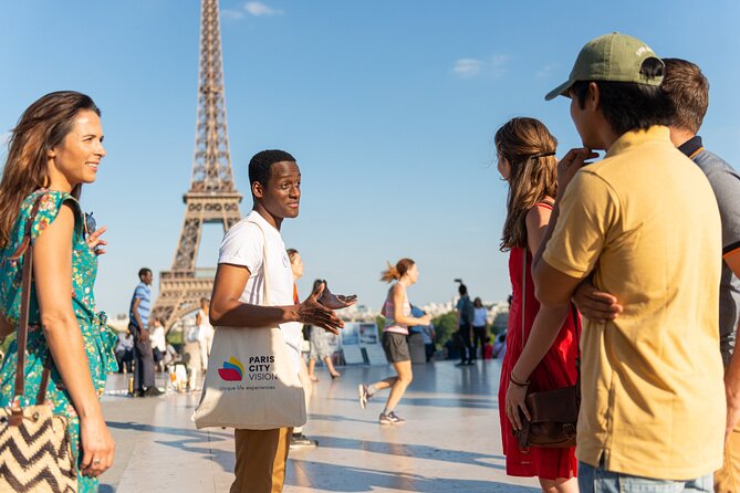 Paris Tour with Lunch at the Eiffel Tower and Seine River Cruise - Audio commentary: useful, but not the same as a live guide