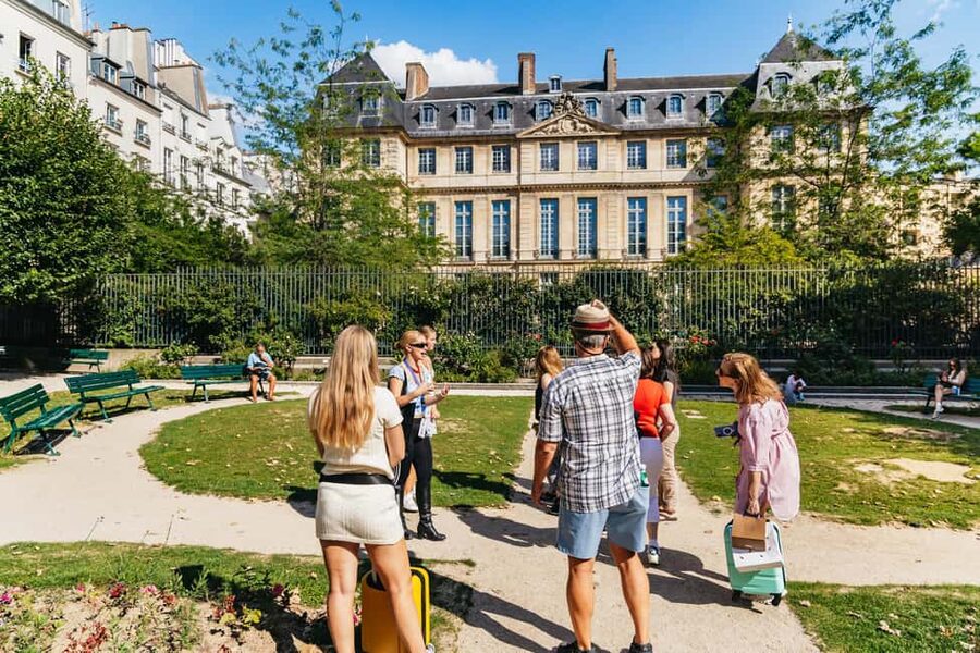 Paris: Walking Food Tour with Cheese, Wine and Delicacies - Why Le Marais makes such a good food-tour setting