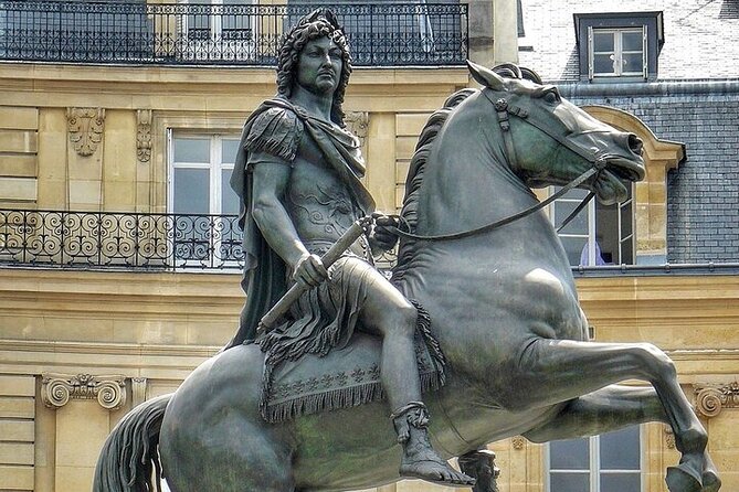 Paris Walking Tour , Historical Sites . - Île de la Cité puts famous monuments in context