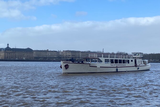 Prestige Commented Cruise glass of wine and Canelé in Bordeaux - Why a Garonne cruise works so well in Bordeaux