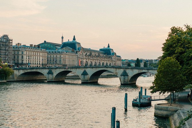 Private City Kickstart Tour: Paris - Pont des Arts and the route toward the Louvre