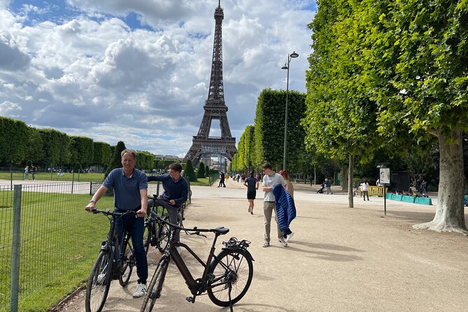 Private Paris E-bike city highlights tour - The Champs-Elysées and Arc de Triomphe