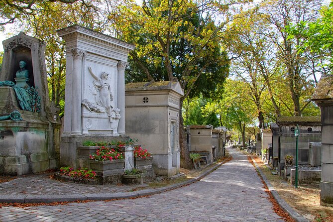 Private Père Lachaise Cemetery Walking Tour - What Makes the Guides Important