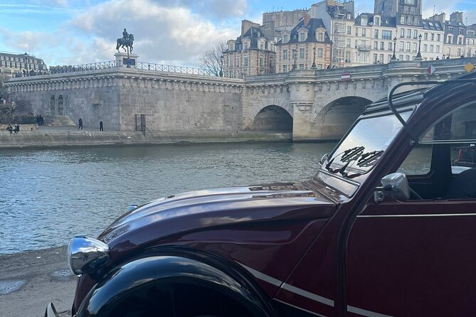 Private tour Paris Little-known places 2 hours in Citroën 2CV - Avenue Rapp, Place des États-Unis, and Pont Bir-Hakeim