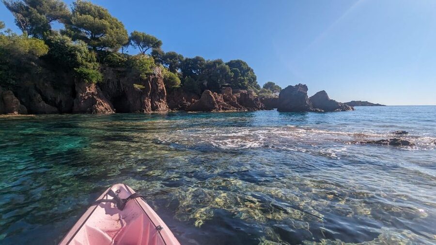Rando Kayak Agay Guided Visit - Paddling into the red-rock creeks